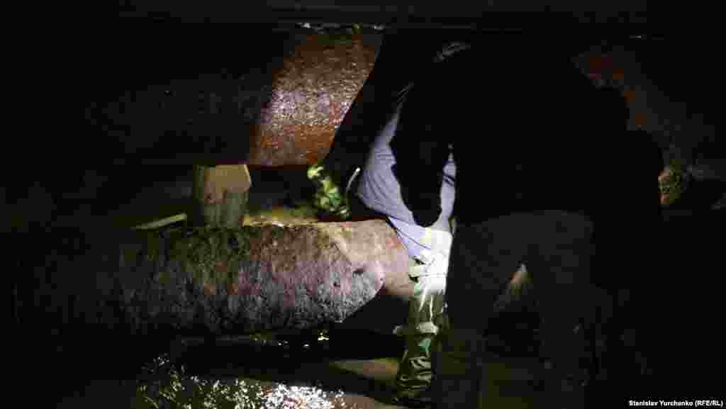 На підлозі – товстий шар мулу. Кожному екскурсанту дигери видають чоботи з армійського комплекту хімзахисту.