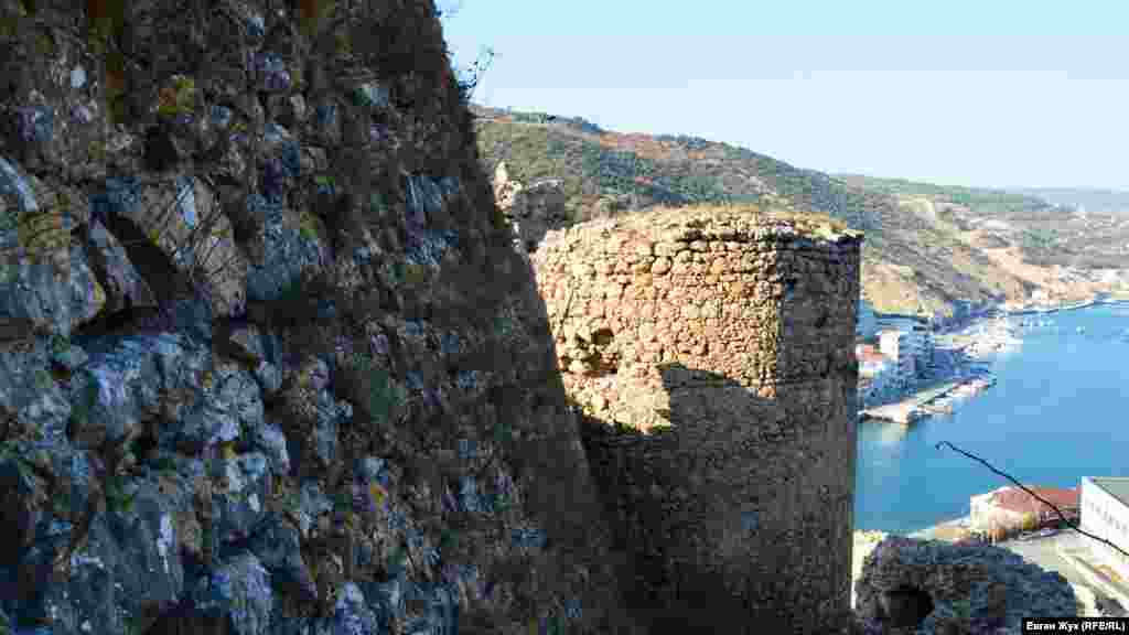 Когда-то крепость являлась западным форпостом Генуэзской морской республики.  Сегодня это – комплекс развалин