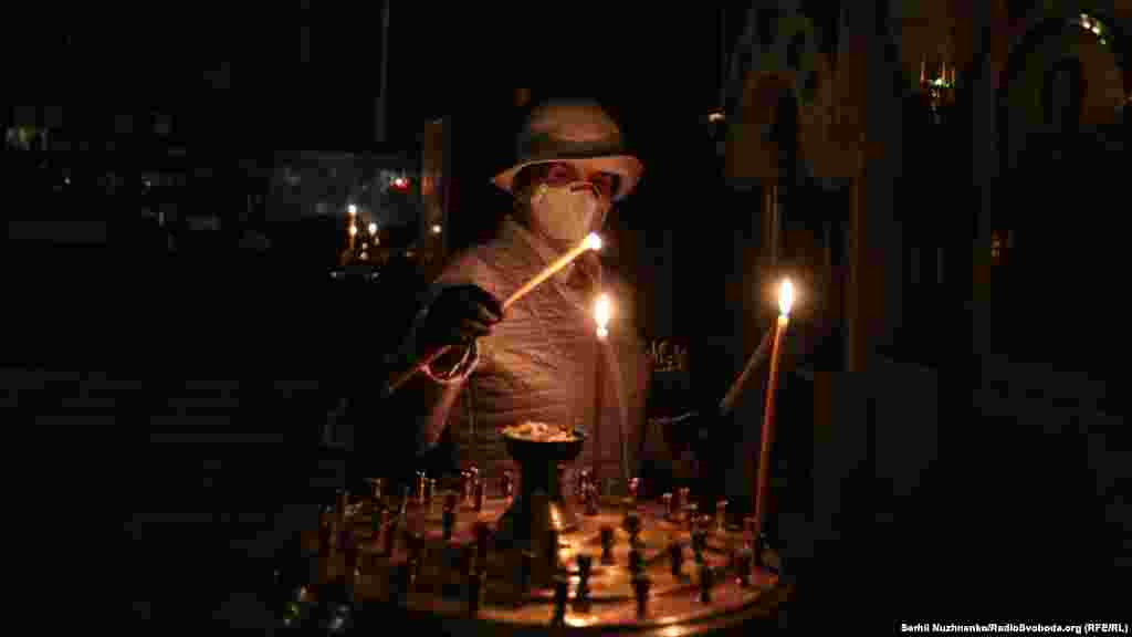 Тим часом у Володимирському соборі, яким керує патріарх Філарет, людям дозволили зайти в церкву