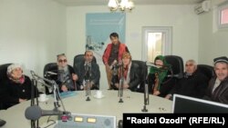 Сокинони ноҳияи Фархор дар Дафтари радиои "Озодӣ" дар Душанбе.