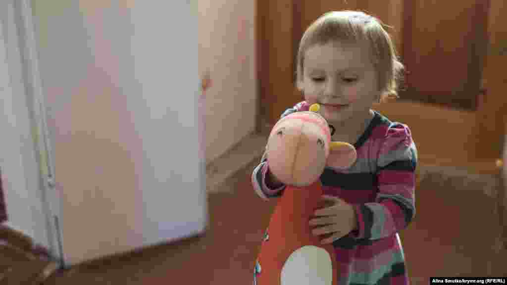 Аміра грається з жирафом, якого їй подарували члени організації «Наші діти» («Бізім балалар»), які взяли під тимчасову фінансову опіку дітей кримських політв'язнів і зниклих безвісти кримчан