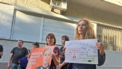 Ruski aktivisti pred Vladom u Podgorici traže oduzimanje državljanstva 'Putinovoj novinarki'