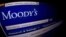 Moody's первым из трех ведущих международных агентств снизило до "неинвестиционного" уровня рейтинги России как по валютным, так и по рублевым обязательствам