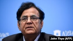 سیف الملوک چې دا مهال په هالېنډ کې دی، په ۵ نومبر په هېګ کې خبرې غونډه وکړه