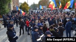 Supporters of Moldovan opposition politician Renato Usatii protest against his detention in front of the National Anticorruption Center in Chisinau on October 24.
