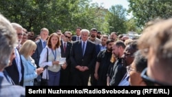 Diplomate posjećuju mjesto napada na stambenu zgradu pogođenu masovnim ruskim napadom na Kijev, 28. avgusta 2025.