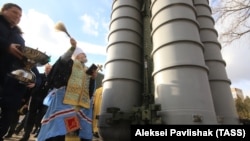 Митрополит Платон Феодосійський і Керченський благословляє російську систему ППО С-400, розгорнуту в Феодосії, 14 січня 2017 року