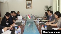 Акси мулоқоти раҳбарияти вазорати молия бо ҳайати намояндагони СБП
