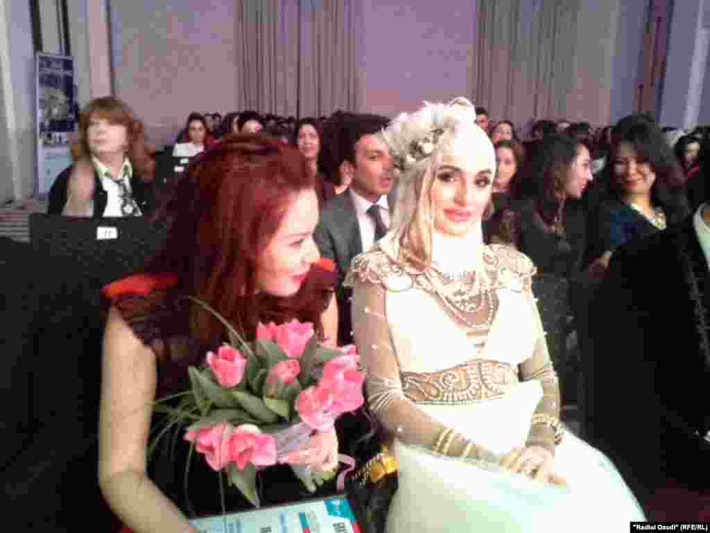 Фарзона дар маросими тақдими ҷоизаҳои  "Tamoshow Music Awards"