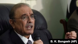 اصف زرداري وايي، د انتخاباتي اصلاحاتو تر عملي کېدو وروسته دې ټاکنې وشي - پخوانی انځور.