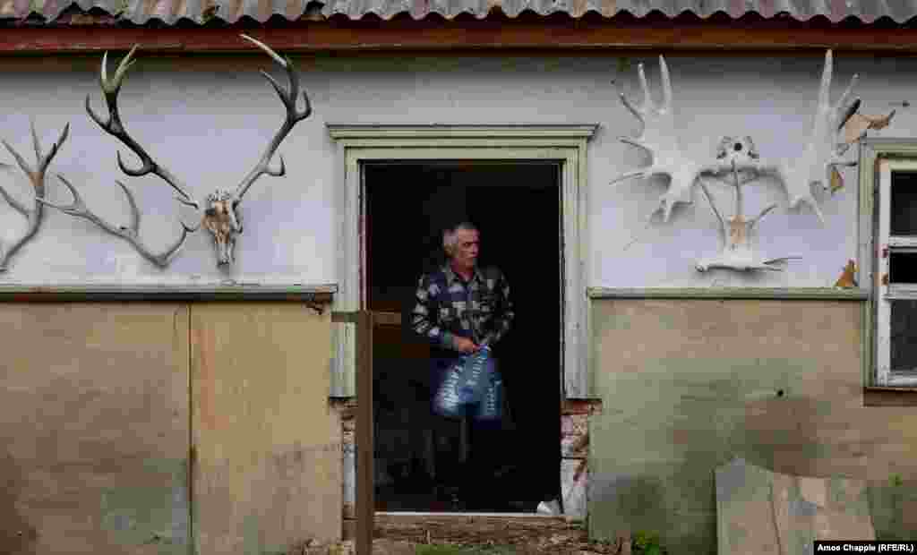 Наче в якійсь історії про останні дні на планеті, Василь мав можливість обрати із низки занедбаних будинків будь-який. Він ходив по вулицях, поки не знайшов те, що хотів. Милий будинок із величезною ділянкою для овочів, квітів та пасіки