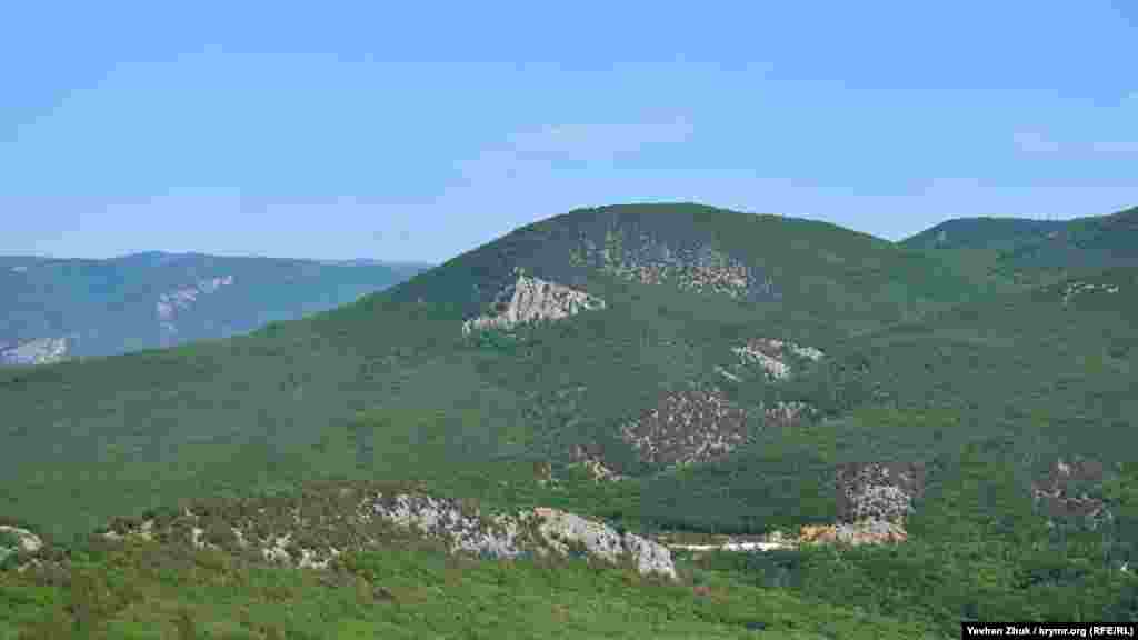 Гора Мішень (Чирка-Баїр). В її надрах радянські стратеги холодної війни придумали побудувати запасний командний пункт Чорноморського флоту – «Об'єкт №221». Спорудження будувалося чотириповерхове, з двома підземники коридорами, замаскованими на виході двоповерховими будинками, що імітують житлові. Входи в коридори закривалися масивними протиатомними дверима. Будівництво тривало 15 років і було закинуте в 1992 році