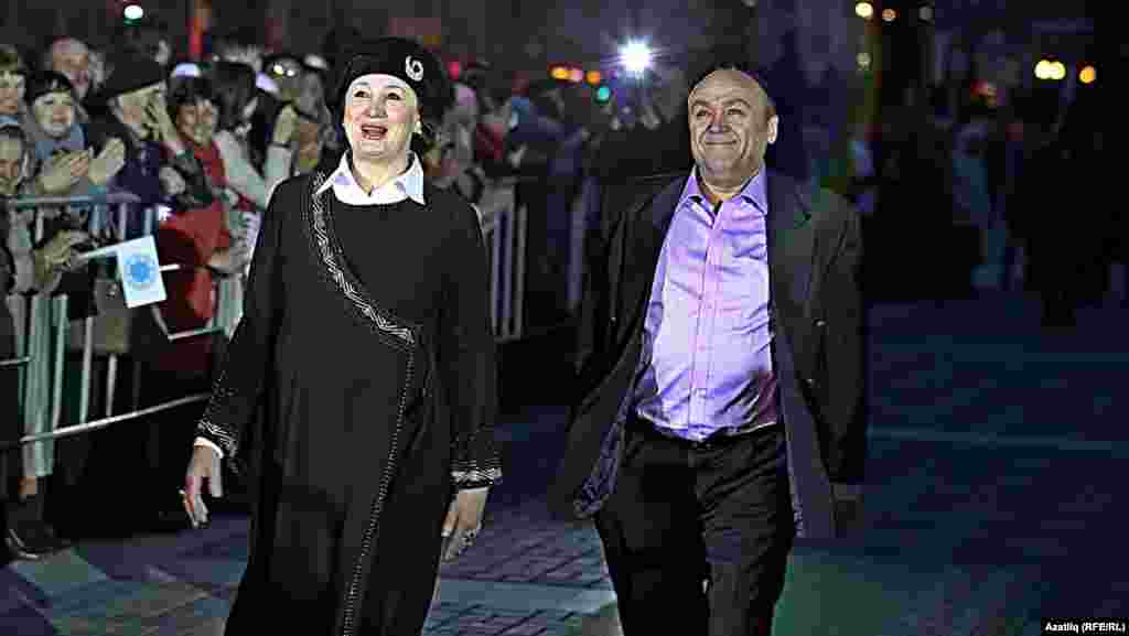 Камал театры каршында яңа сезон ачу тантанасы. Алсу Гайнуллина һәм Илдар Хәйруллин.  