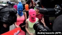 Надежда Толоконникова и Мария Алехина из Pussy Riot перед журналистами