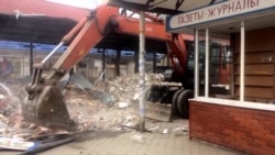 У Сімферополі зносять міні-ринок у центрі У Сімферополі зносять міні-ринок у центрі