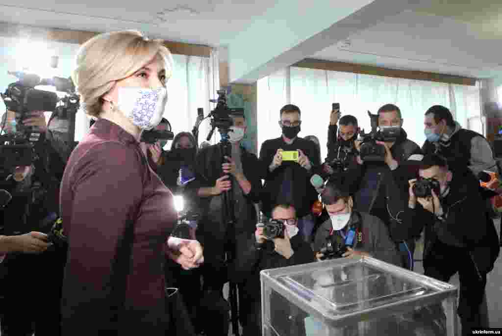 Кандидатка у мери Києва Ірина Верещук голосує на київській дільниці 