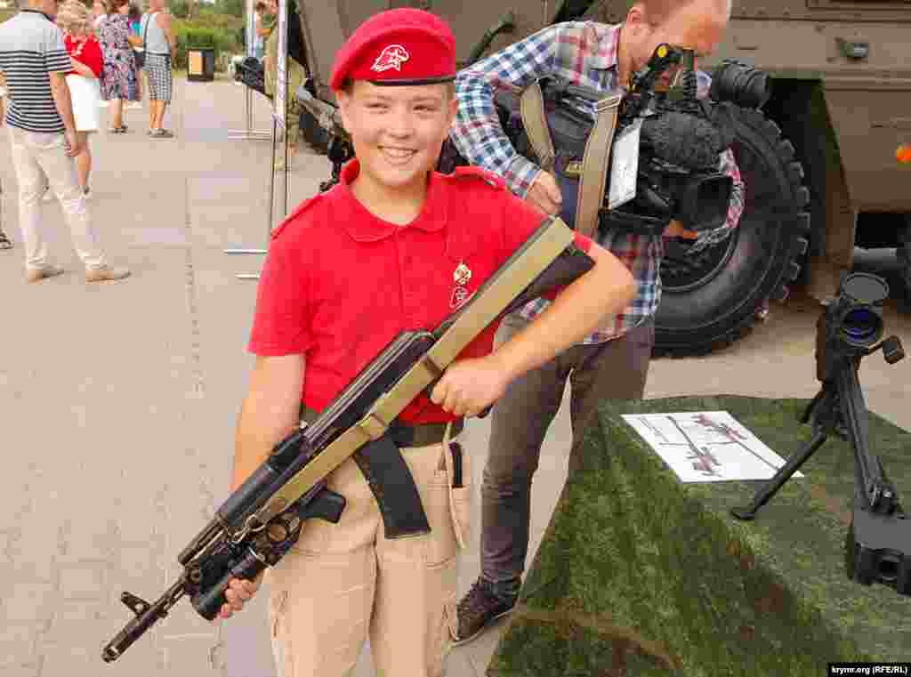 Мальчик из движения «Юнармия» с российским автоматом Калашникова на праздновании Дня ВДВ в Севастополе