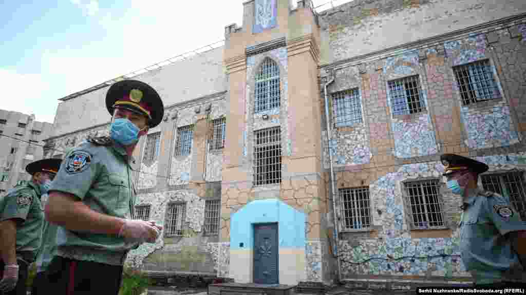 На початку квітня міністр Денис Малюська заявив, що українська пенітенціарна система має проблеми з інфраструктурою, однак коштів на вирішення цього питання в бюджеті немає. Тому гроші планують залучати з альтернативних джерел. Першим таким джерелом стане те, що Мін'юст зробить платні камери підвищеного комфорту в слідчих ізоляторах