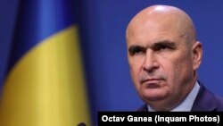 Premierul Ilie Bolojan la conferința de presă de vineri, 11 iulie, vorbind despre conținutul celui de-al doilea pachet de măsuri pe care intenționează să-și asume răspunderea în Parlament. Votul asupra moțiunii de cenzură depus de opoziție pentru primul pachet va avea loc luni.