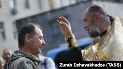 Священик благословляє у Донецьку російського полковника Ігоря Гіркіна (Стрєлкова), який на той час був так званим «міністром оборони» угруповання «ДНР», яке визнане в Україні терористичним. 10 липня 2014 року
