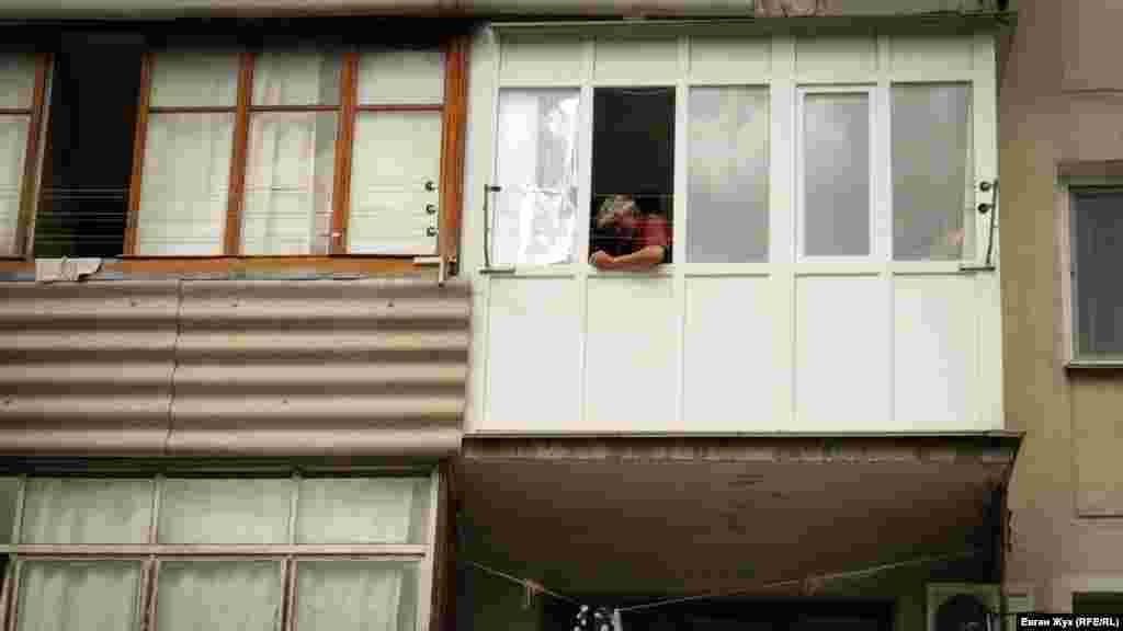 Чоловік ремонтує балкон. Мабуть, на карантині з'явився вільний час