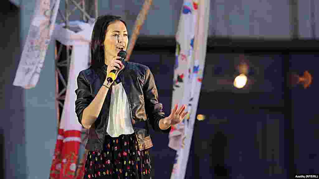 Камал театры каршында яңа сезон ачу тантанасы. Гөлназ Батталова җырлый. 