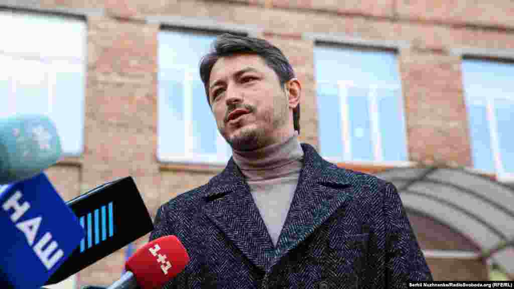 Кандидат у Мери Києва Сергій Притула спілкується із журналістами на подвір'ї поблизу дільниці...