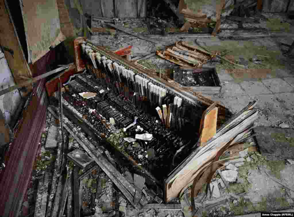 У занедбані міста та села, що розташовані навколо ядерного реактора, тепер приїжджають туристи, щоб сфотографувати сцени розрухи