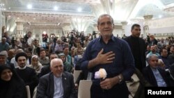 مسعود پزشکیان (نفر ایستاده) رئیسجمهور منتخب همراه با محمدجواد ظریف (نشست سمت چپ) رئیس شورای راهبری دولت چهاردهم