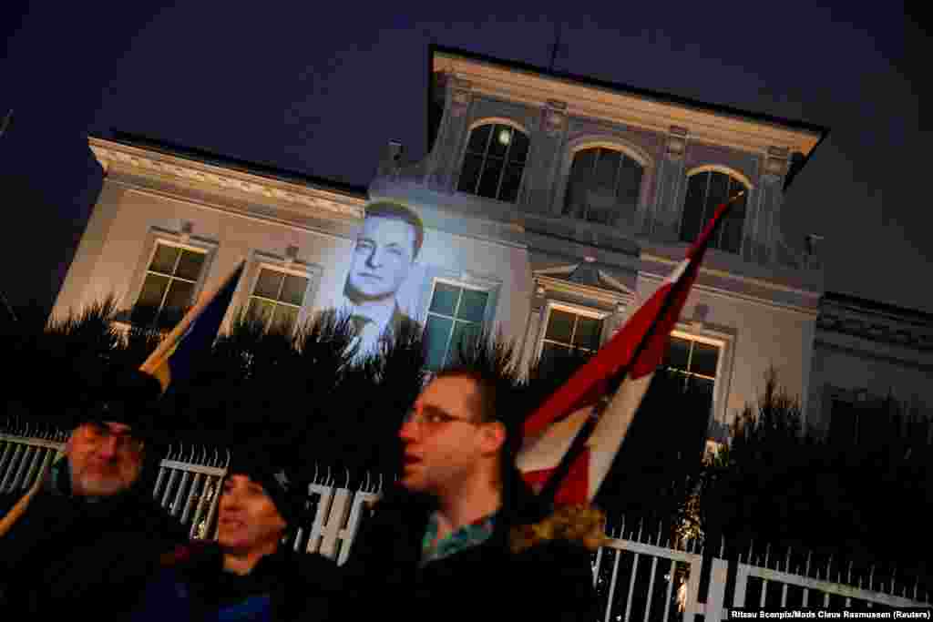 Slika ukrajinskog predsednika Volodimira Zelenskog projektovana je na rusku ambasadu u Kopenhagenu, Danska, februara 2023.