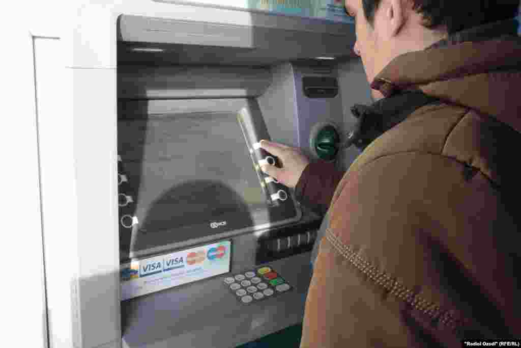 Банкоматҳои "Агроинвестбонк" ва "Тоҷиксодиротбонк" - ду бонки бузурги тиҷоратие, ки пардохтпазириашонро шуруъ аз баҳори соли 2016 аз даст дода буданд, бепул буданд  ва муштариён тавассути кортҳои ин бонкҳо ҳатто аз фурӯшгоҳҳо низ мол харидорӣ карда наметавонистанд. 