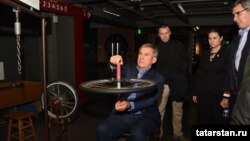 Президент Татарстана Рустам Минниханов во время посещения интерактивного научного музея "Эксплораториум" в Сан-Франциско