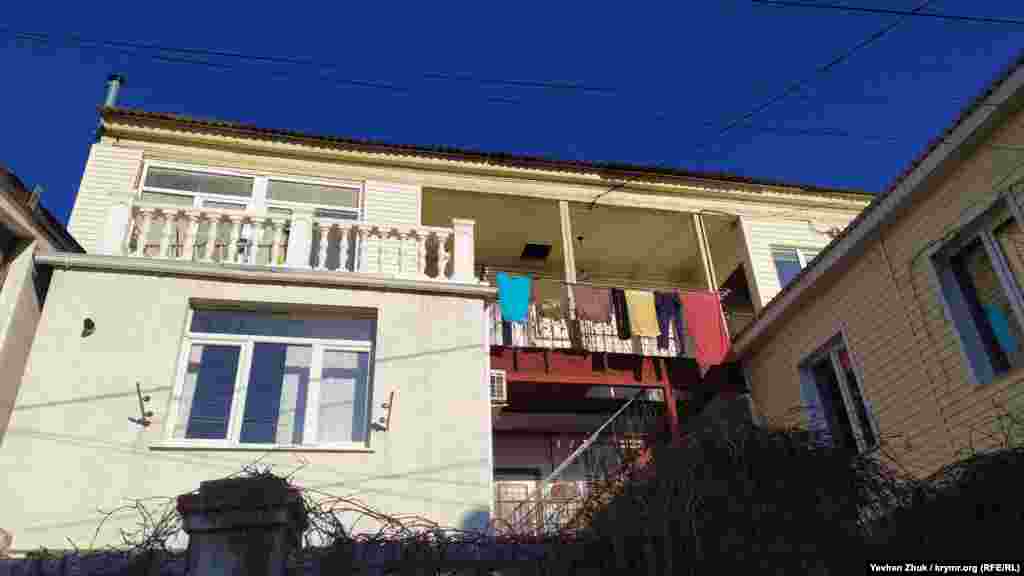 З цієї ж когорти «колоритних» будинок №11 на вулиці Кірова. На думку фахівців, «являє собою рідкісний зразок балкано-малазійського типу житла, раніше широко розповсюдженого у Криму». З боку двору будівля двоповерхова, з дерев'яною галереєю, металевими сходами з ажурними балясинами, але сильно спотворена сучасними прибудовами-перебудовами і пластиковим сайдингом