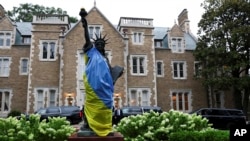 O Statuie a Libertății la scară redusă, cu drapel ucrainean, în fața ambasadei franceze de la Washington, la 18 august 2025.