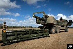 Завантаження ракетної системи ATACMS на високомобільну артилерійську ракетну систему HIMARS. 26 липня 2023 року