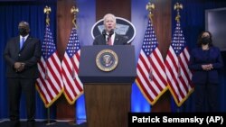 Президент США Джо Байден під час виступу в Пентагоні. Поряд із ним віцепрезидент Камала Гарріс (праворуч) та міністр оборони Ллойд Остін (ліворуч). Вашингтон, 10 лютого 2021 року