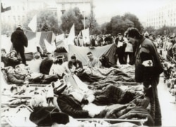 Студент Львівського медичного інституту Тарас Семущак (на фото з пов'язкою на руці) стежить за станом здоров'я голодуючих протестувальників. Він був керівником медичної служби Революції на граніті