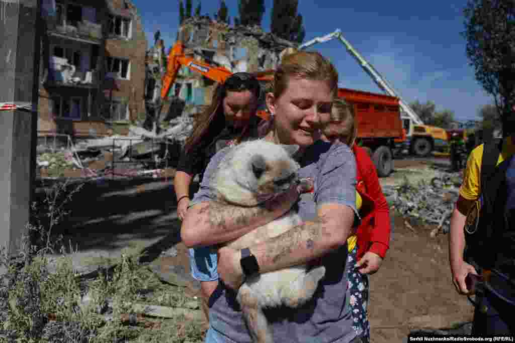 Supraviețuitorii atacului rusesc au părăsit ruinele caselor lor cu puține bunuri, unii dintre ei luând cu ei și animalele de companie.