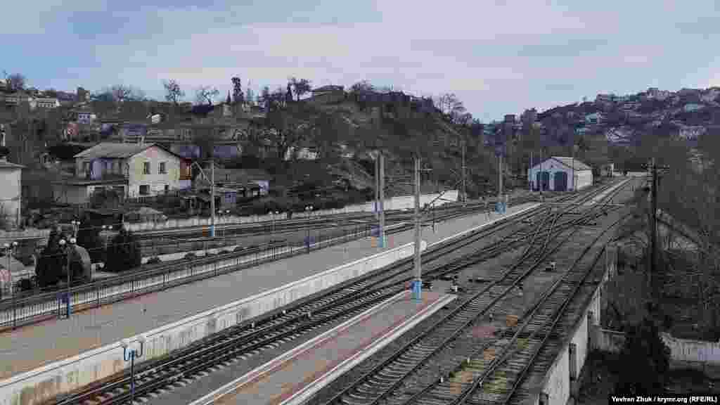 З Дніпровського моста, побудованого над залізничними коліями, що поєднує протилежні схили Сарандінакіної балки, видно вхід в неї. Приватні будинки на правому схилі, на лівому – в залізничної колії – зсув, з яким влада намагається боротися вже декілька років