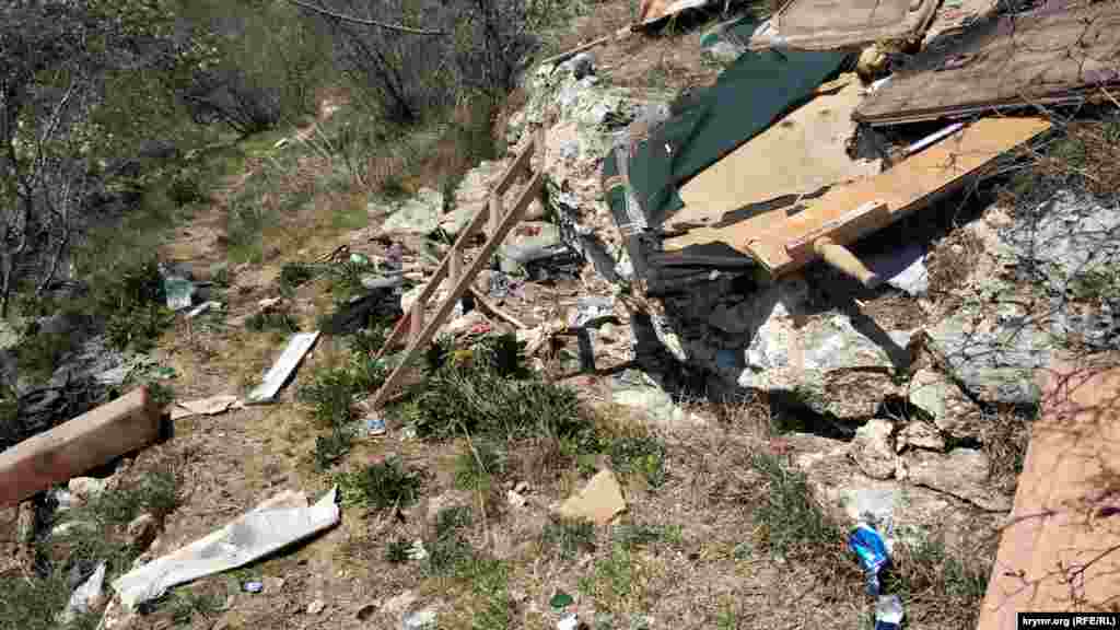 Нижче багатоквартирних будинків на схилі – гори побутового сміття