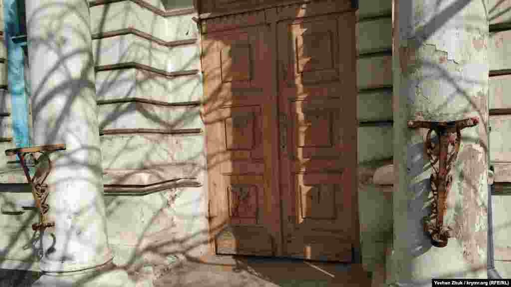 Тут усе старе – двері, колони, тримачі для прапорів