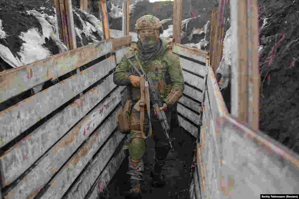 Український військовослужбовець в окопі біля окупованого Донецька. Протягом 2020 року 50 військових Збройних сил України загинули внаслідок бойових дій на Донбасі, у 2021 році – 21 військовий   