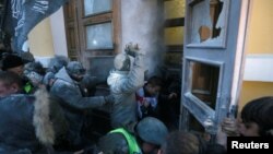 Прихильники екс-президента Грузії, керівника «Руху нових сил» Міхеїла Саакашвілі штурмують будівлю Міжнародного центру культури і мистецтв (Жовтневого палацу) в Києві, 17 грудня 2017 року