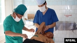 Doctors treat a victim of the ethnic violence in Osh in June 2010.