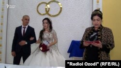 Эмомалиро ду се рӯз аз артиш ҷавоб доданд, то ҷашни арӯсиашро баргузор кунад ва сипас ба хидмат баргардад.