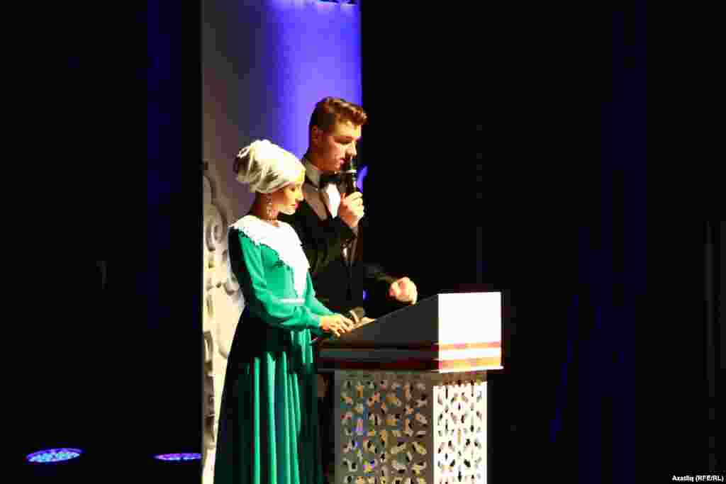 Фестивальне ачу тантанасын актер Алексей Воробьев һәм Тинчурин театры артисты Резеда Сәлахова алып барды