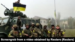 Військовослужбовці 131-го окремого розвідувального батальйону Сухопутних військ ЗСУ святкують звільнення від армії РФ міста Снігурівки, що на Миколаївщині. Снігурівка, 10 листопада 2022 року