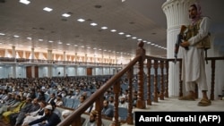 د طالبانو حکومت د کابل په پولیتخنیک کې د لویې جرګې په خیمه کې غونډه جوړه کړې - پخوانی انځور.