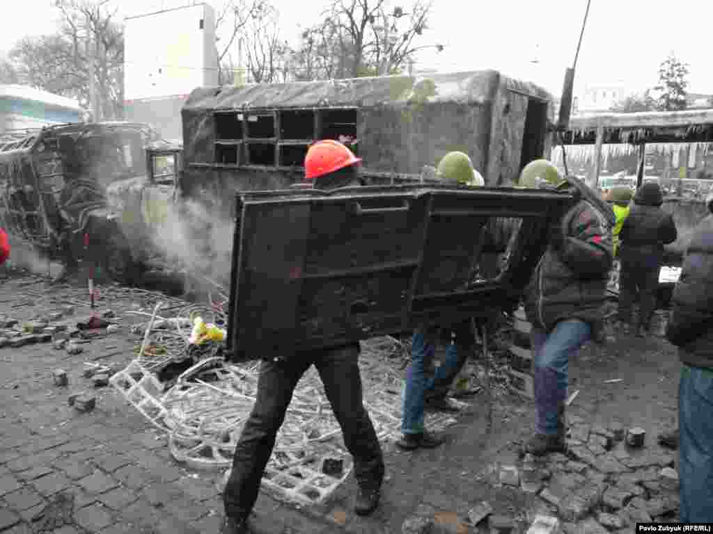 Бозмондаҳои мошинҳое, ки ғазаби эътирозгарон рӯяшон фурӯ рехт