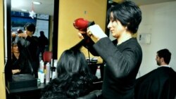 د سینګار مرکز چلوونکې ماه نور ارباب مو مېلمنه ده د سینګار مرکز چلوونکې ماه نور ارباب مو مېلمنه ده